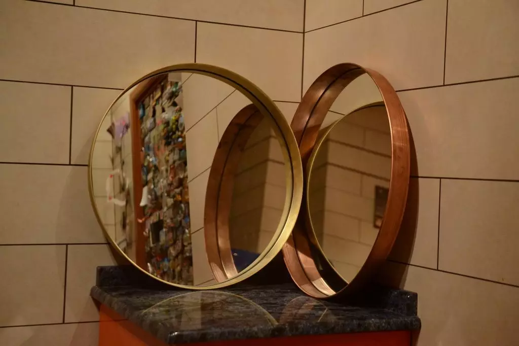 Miroir rond dans la salle de bain: miroirs design dans un cadre en bois, miroirs ronds de couleur noire et autre pour la salle de bain 10427_44