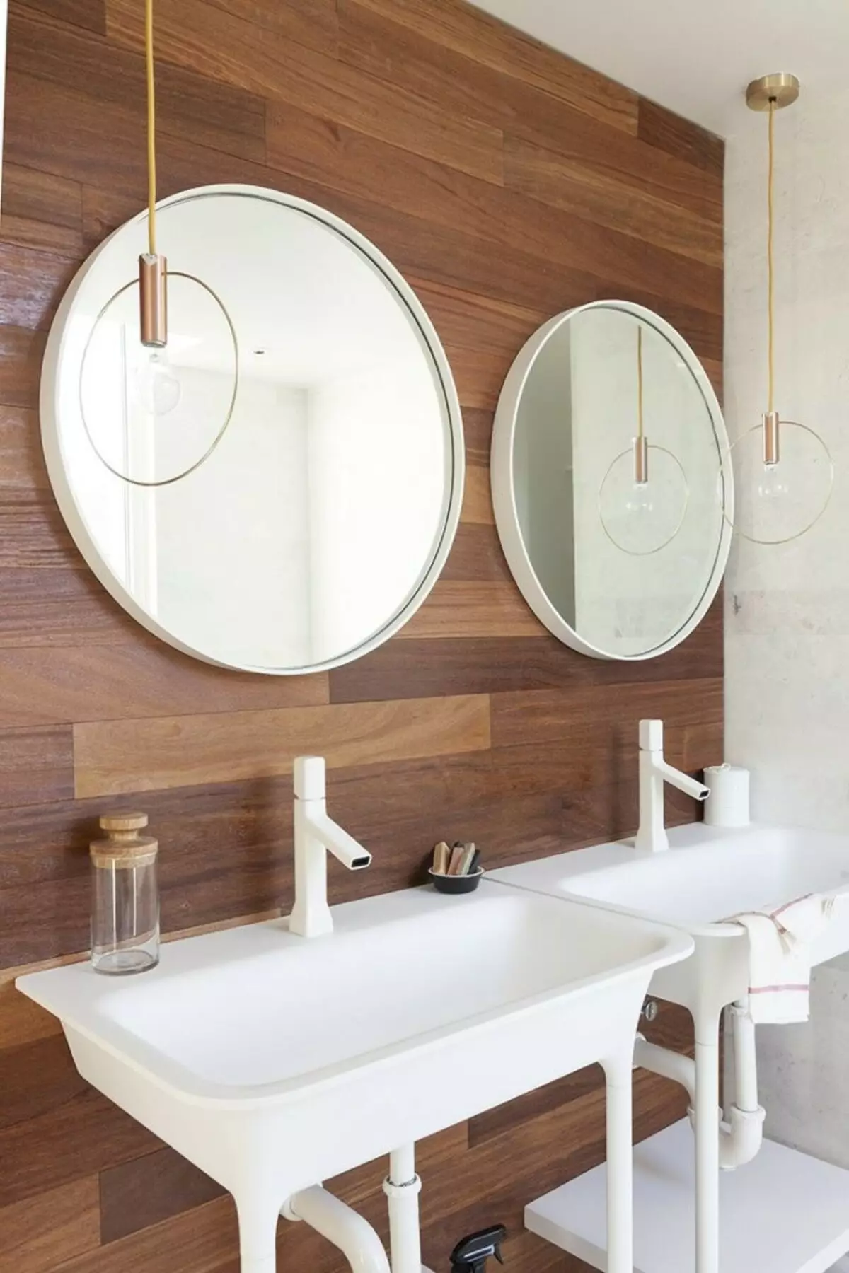 Miroir rond dans la salle de bain: miroirs design dans un cadre en bois, miroirs ronds de couleur noire et autre pour la salle de bain 10427_49