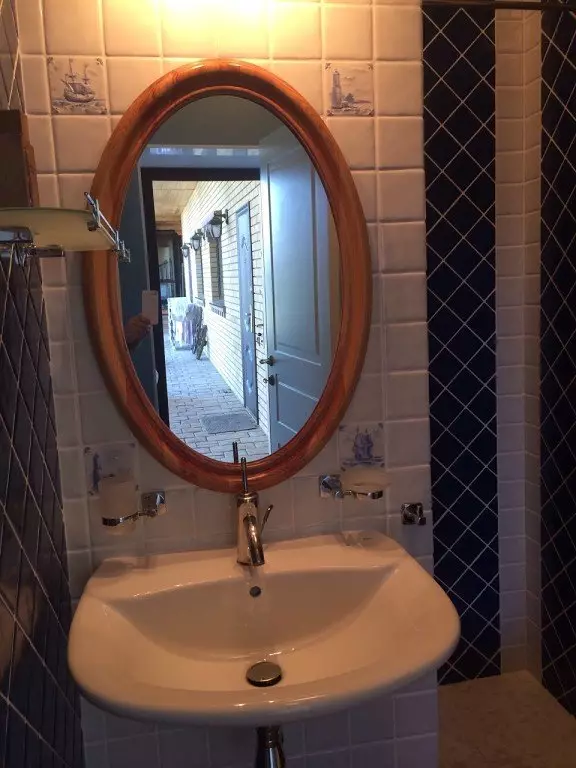 Ovális tükör a fürdőszobában: Hogyan válasszunk tükör egy ovális peremben? Mit kell figyelni? 10431_18