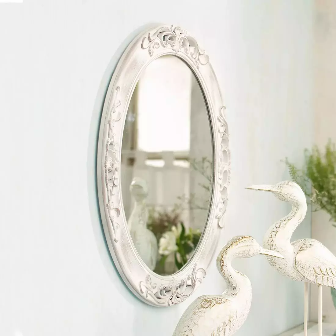 Oval Mirror në banjo: Si të zgjidhni një pasqyrë në një rim ovale? Çfarë duhet t'i kushtoni vëmendje? 10431_29
