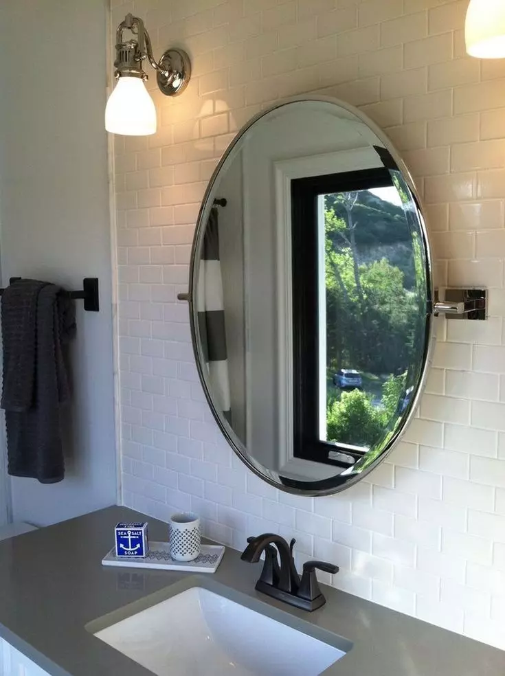 Oval Mirror në banjo: Si të zgjidhni një pasqyrë në një rim ovale? Çfarë duhet t'i kushtoni vëmendje? 10431_3
