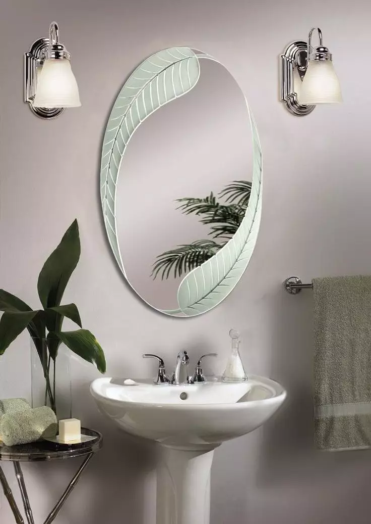 Ovális tükör a fürdőszobában: Hogyan válasszunk tükör egy ovális peremben? Mit kell figyelni? 10431_4