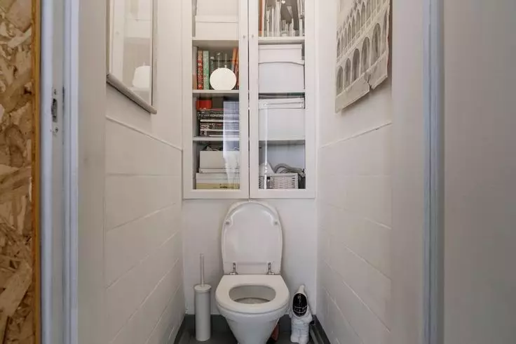 Armario no baño (51 fotos): Escolla un armario montado por riba da instalación no baño, o deseño de armarios estreitos e anchos, armarios cun espello e outros modelos
