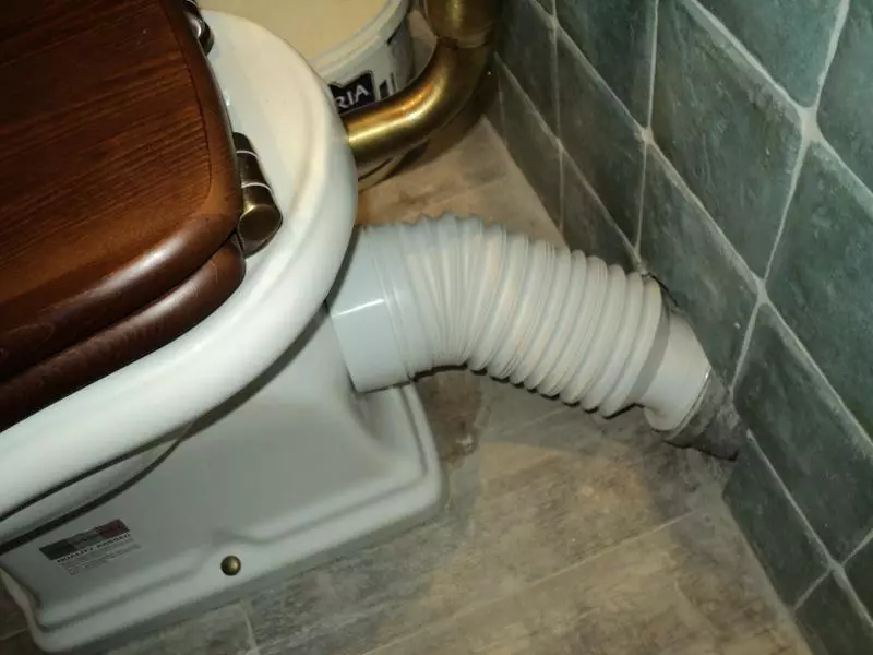 Corrugation për tualet (46 foto): 110 mm dhe dimensione të tjera. Cilat janë corrugat e shkurtra këndore me një trokitje, kullim dhe modele të tjera? 10445_10