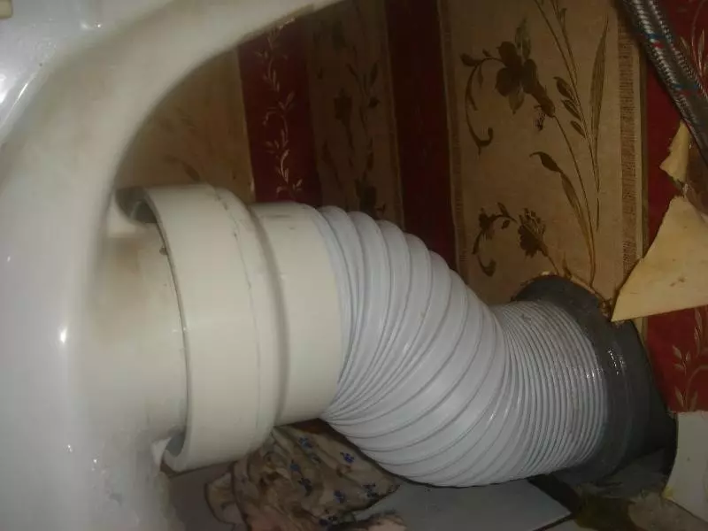 Corrugation for toilet (46 foto): 110 mm dan dimensi lainnya. Apa gelombang sudut pendek dengan ketukan, tiriskan dan model lainnya? 10445_42