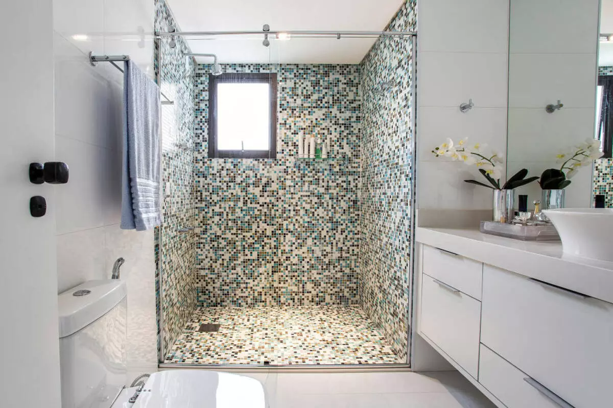Ванная комната без ванны и душевой. Душевые комнаты. Ванная комната с душем. Душевая в мозаике. Душевая кабина мозаика.