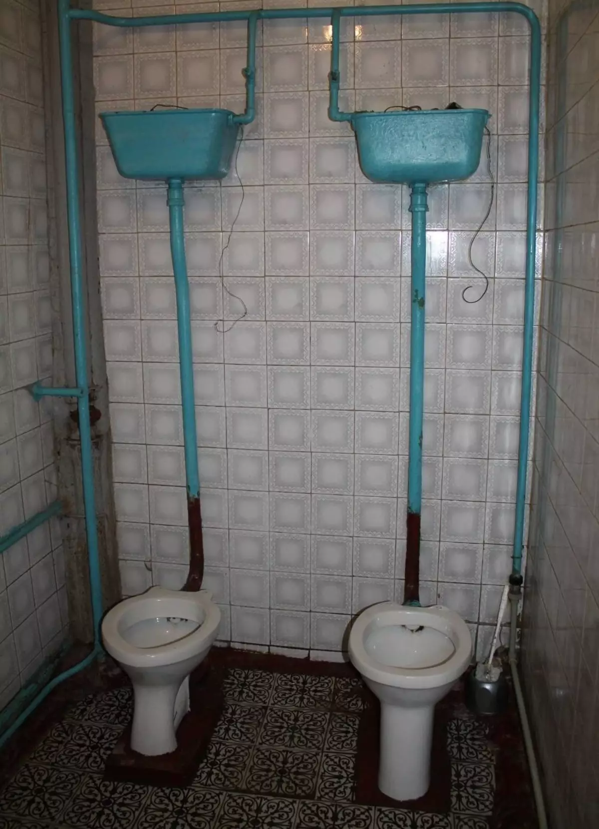 卫生间碗（90张照片）：美国沥水和虹吸式系统的结构，没有液压组件的型号。谁发明了厕所？侧面支撑概述和真空厕所 10456_12