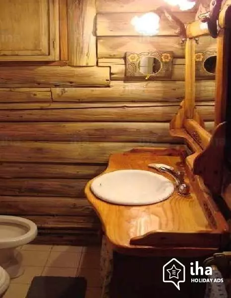 Μπάνιο σε ξύλινο σπίτι (76 φωτογραφίες): Σχεδιασμός δωματίου σε ένα σπίτι ενός μπαρ στη χώρα, παραδείγματα φινίρισμα δαπέδου, συστήματα εξαερισμού 10475_10