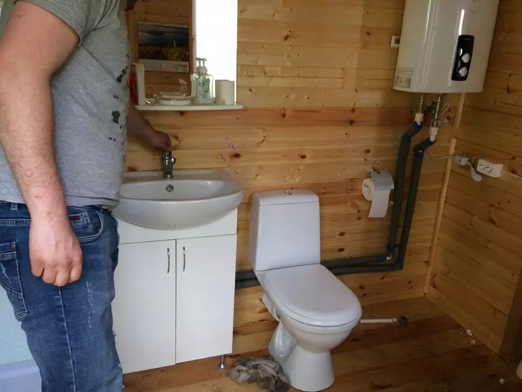 Badezimmer in einem Holzhaus (76 Fotos): Zimmerauslegung in einem Haus einer Bar im Land, Beispiele für Bodenabfertigung, Lüftungsschemata 10475_14