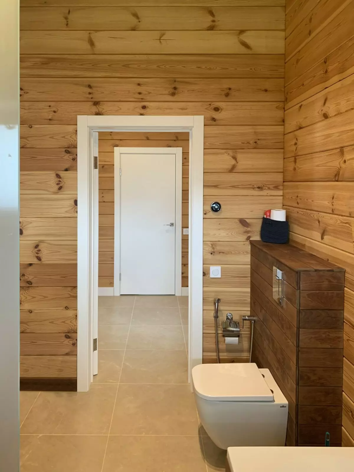 Badkamer in een houten huis (76 foto's): Kamerontwerp in een huis van een bar in het land, voorbeelden van vloerafwerking, ventilatie-regelingen 10475_20