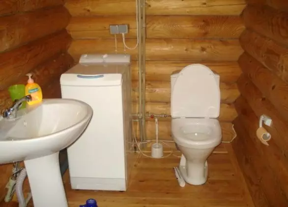 ห้องน้ำในบ้านไม้ (76 รูป): การออกแบบห้องพักในบ้านของบาร์ในประเทศตัวอย่างของพื้นเสร็จสิ้นแผนการระบายอากาศ 10475_25