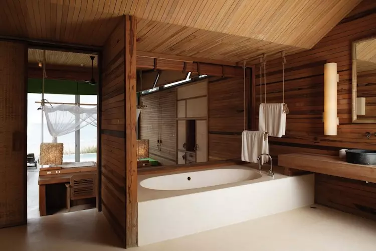 Baño nunha casa de madeira (76 fotos): deseño de habitacións nunha casa dun bar no país, exemplos de acabado de chan, esquemas de ventilación 10475_57