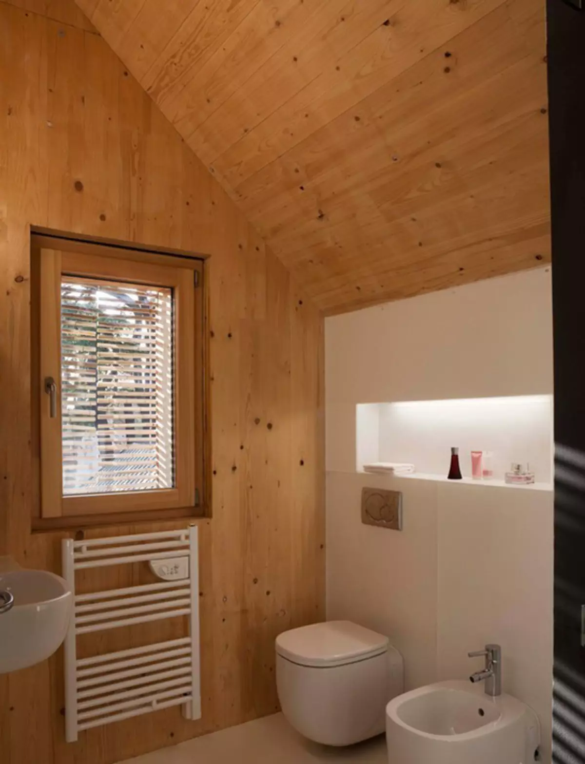 Badezimmer in einem Holzhaus (76 Fotos): Zimmerauslegung in einem Haus einer Bar im Land, Beispiele für Bodenabfertigung, Lüftungsschemata 10475_69