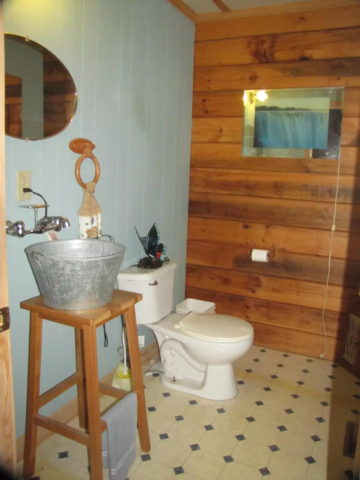 लाकडी घरामध्ये स्नानगृह (76 फोटो): देशातील एका बारमध्ये कक्ष डिझाइन, मजला समाप्त, वेंटिलेशन योजनांचे उदाहरण 10475_9