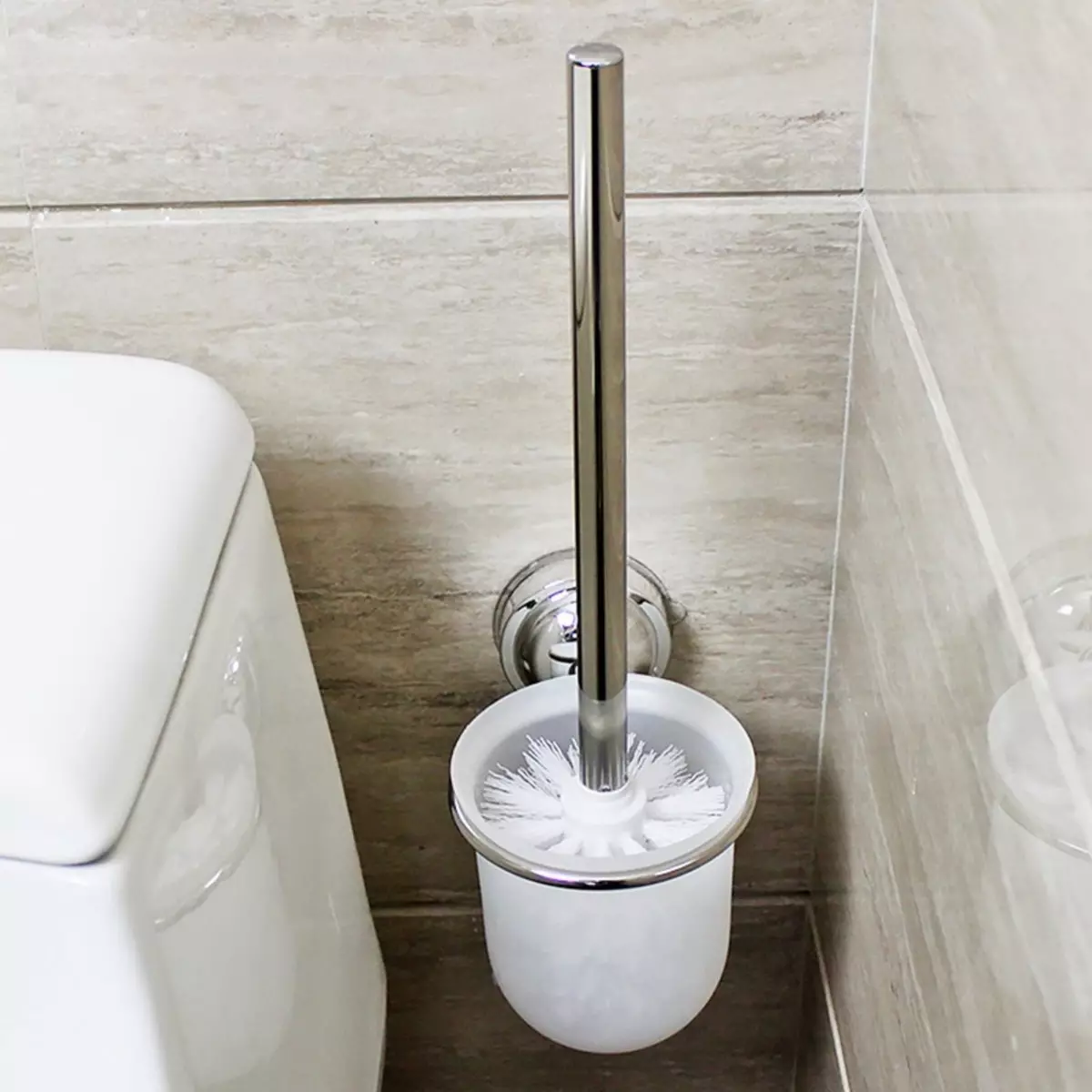 Borste för toalett (47 foton): Översikt över golv toalettborstar med stativ och hängande väggmonterad borste för toalett, välj silikon och keramiska hjältar 10477_2