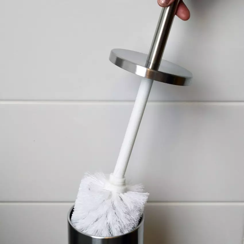 Borste för toalett (47 foton): Översikt över golv toalettborstar med stativ och hängande väggmonterad borste för toalett, välj silikon och keramiska hjältar 10477_29