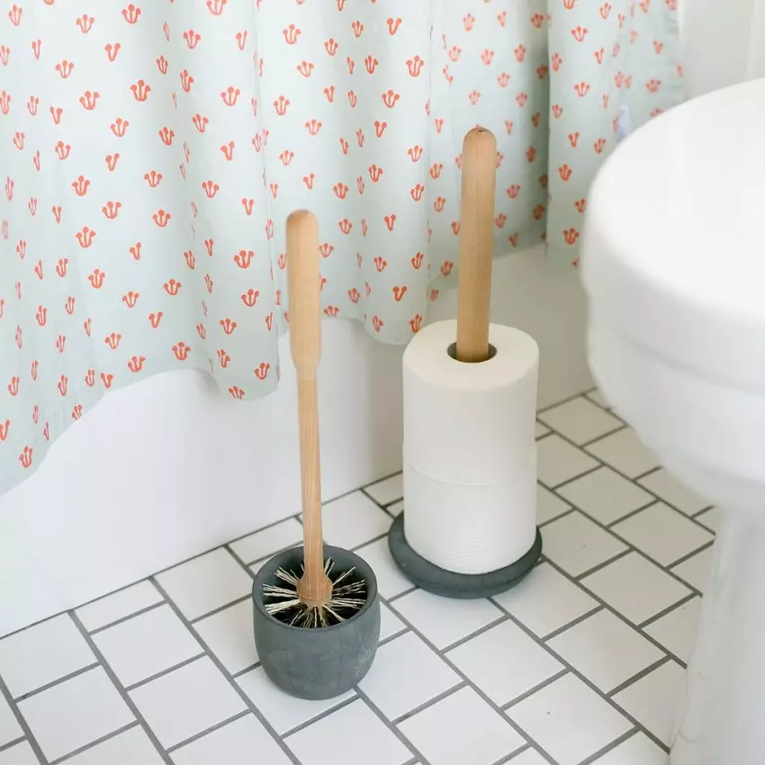 Borste för toalett (47 foton): Översikt över golv toalettborstar med stativ och hängande väggmonterad borste för toalett, välj silikon och keramiska hjältar 10477_5