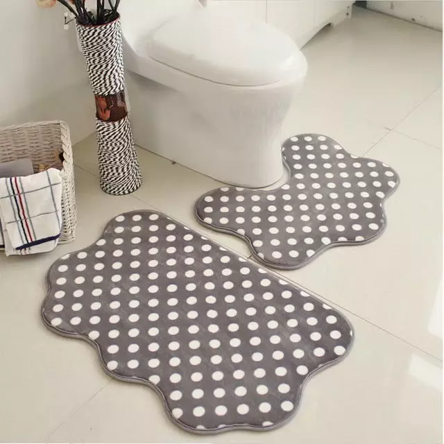 שטיחים לשירותים (40 תמונות): מודלים עם צוואר לשירותים, נוף של שטיחי טואלט מ איקאה יצרנים אחרים, מחצלות ירוקות גומי ועוד 10486_23