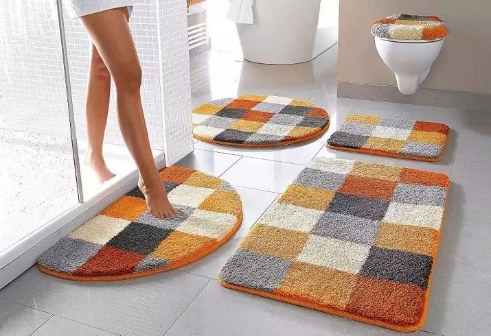 שטיחים לשירותים (40 תמונות): מודלים עם צוואר לשירותים, נוף של שטיחי טואלט מ איקאה יצרנים אחרים, מחצלות ירוקות גומי ועוד 10486_38