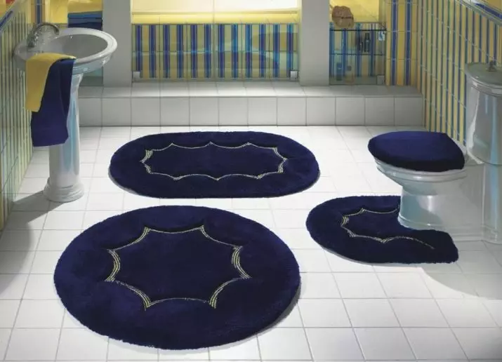 שטיחים לשירותים (40 תמונות): מודלים עם צוואר לשירותים, נוף של שטיחי טואלט מ איקאה יצרנים אחרים, מחצלות ירוקות גומי ועוד 10486_40