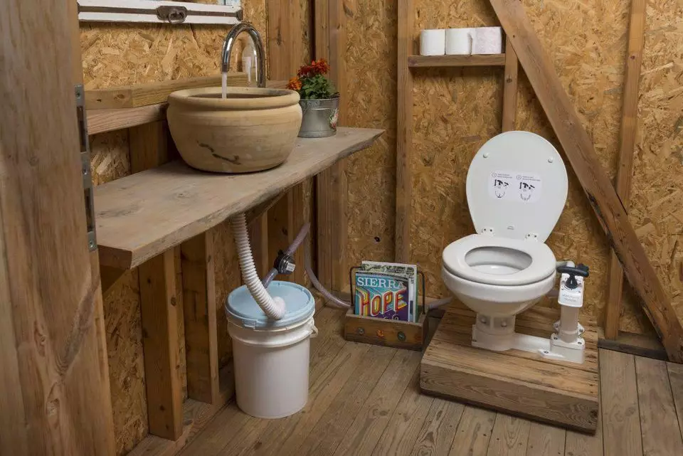 शौचालय रंग (76 फोटो): शौचालयाच्या डिझाइनमध्ये पांढऱ्या आणि ग्रे, लाल आणि हिरव्या, निळ्या आणि पिवळ्या, प्रकाश आणि बेज टोनचा वापर शौचालयाच्या डिझाइनमध्ये 10500_22