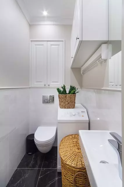 Toalettfarger (76 bilder): Bruk av hvitt og grått, rødt og grønt, blå og gult, lys og beige toner i utformingen av toalettet 10500_9