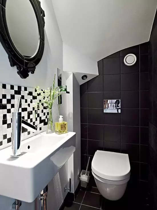 काळा शौचालय (67 फोटो): काळ्या आणि पांढर्या रंगात शौचालय डिझाइन, एका अपार्टमेंटमध्ये गडद रंगाचा शौचालय निवड, काळा आणि लाल टाइलसह समाप्त करणे 10501_24