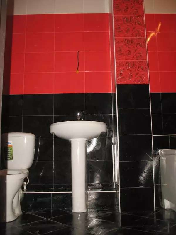 Кара бәдрәф (67 фото): Кара һәм ак төсле туалет дизайны, фатирда кара төсле туалетны сайлау, кара һәм кызыл плиткалар белән тәмамлау 10501_28