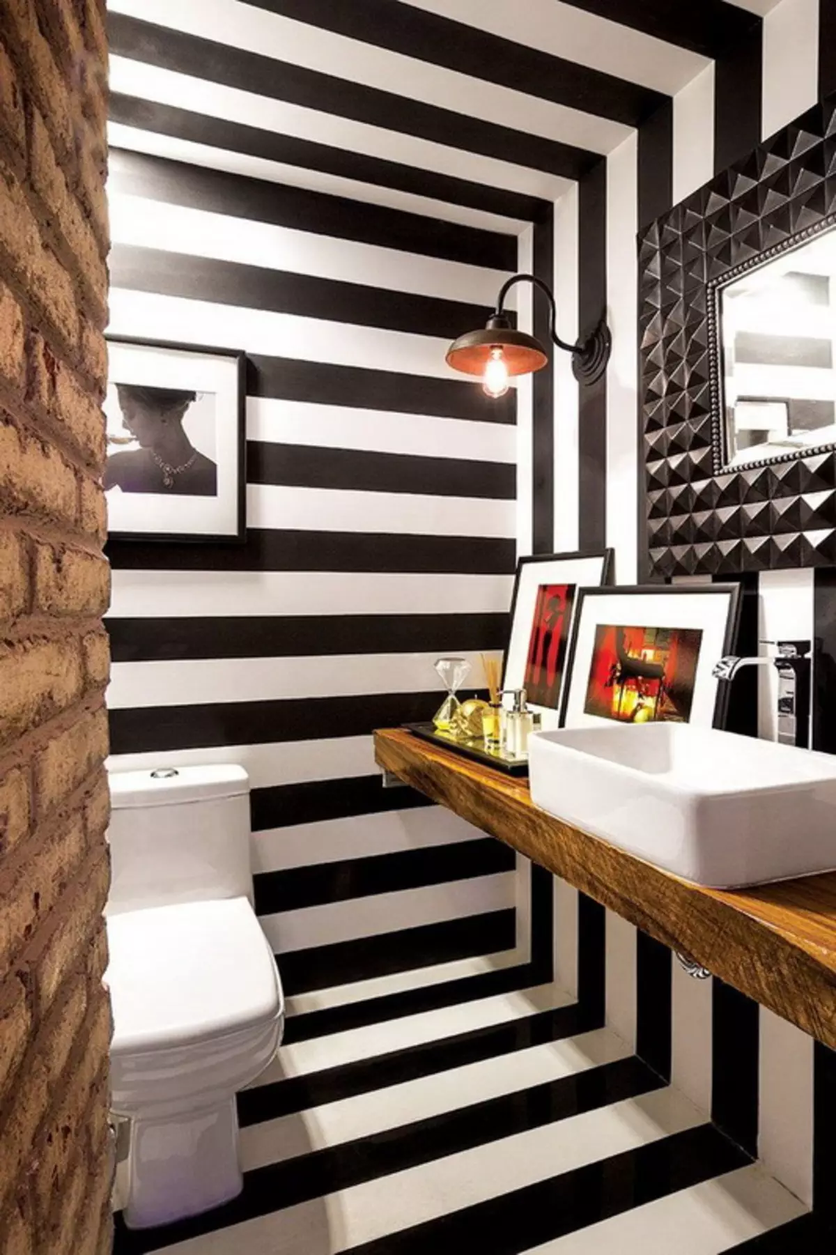 黑色厕所（67张照片）：黑色和白色的卫生间设计，在公寓中选择深色厕所，用黑色和红色瓷砖完成 10501_32