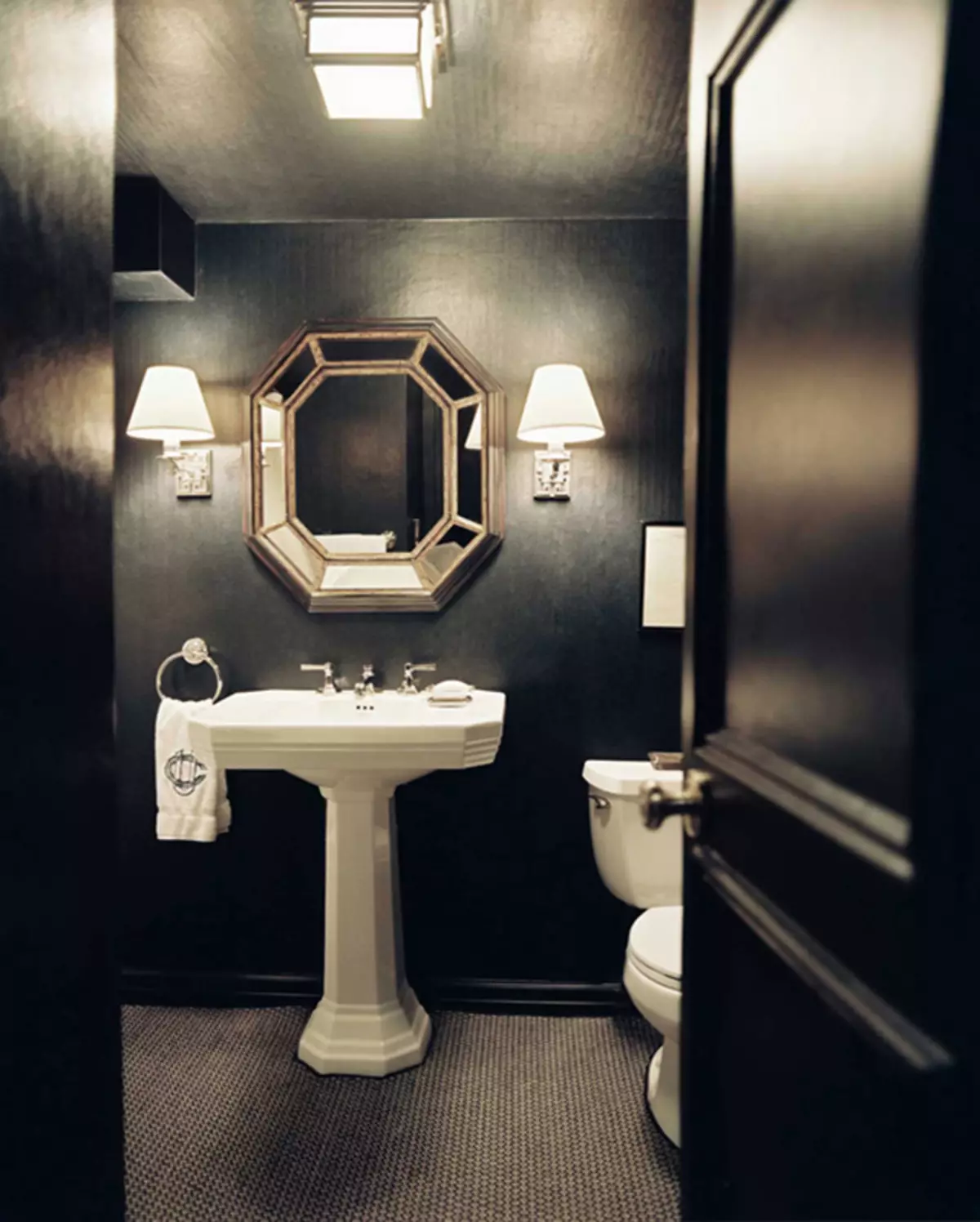 黑色厕所（67张照片）：黑色和白色的卫生间设计，在公寓中选择深色厕所，用黑色和红色瓷砖完成 10501_45