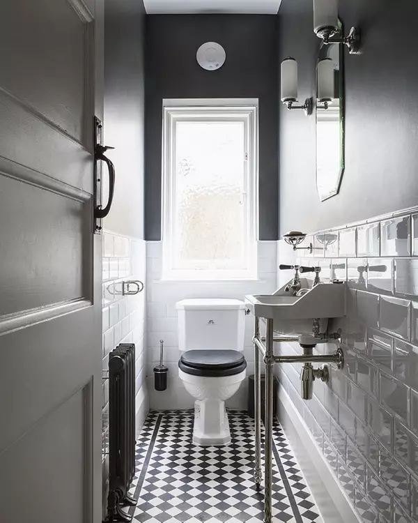 Μαύρη τουαλέτα (67 φωτογραφίες): Σχεδιασμός τουαλέτας σε ασπρόμαυρα χρώματα, επιλογή από μια σκοτεινή τουαλέτα χρώματος σε ένα διαμέρισμα, φινίρισμα με μαύρα και κόκκινα πλακάκια 10501_46