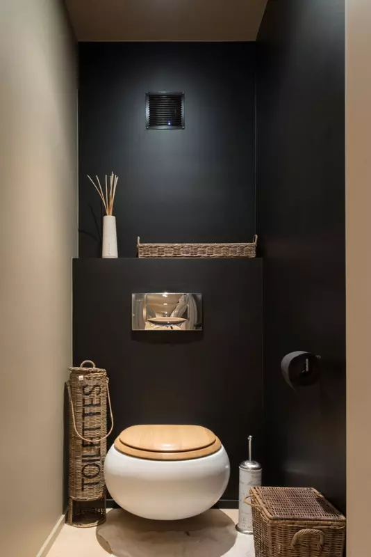 黒トイレ（67枚の写真）：黒と白の色のトイレットデザイン、アパートの暗いカラートイレの選択、黒と赤のタイルで仕上げ 10501_63