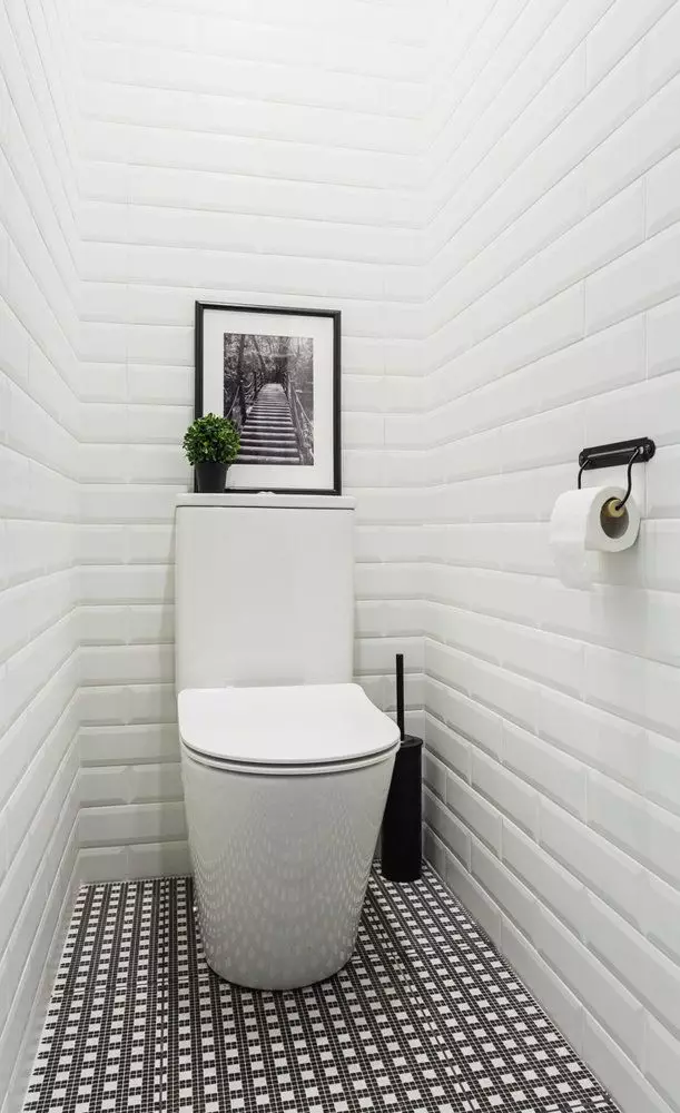 Design toaletu v Chrushchevce (58 fotografií): Dokončení malých toalet s dlažbou a jinými materiály. Možnosti interiéru WC 10503_39