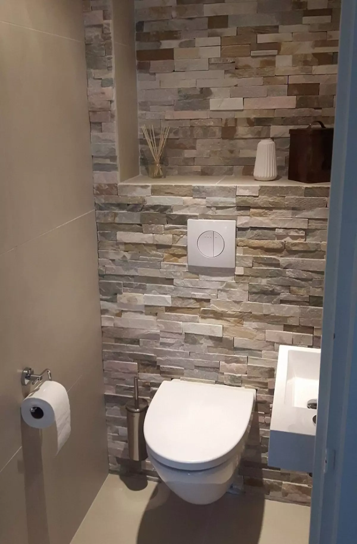 Design toaletu v Chrushchevce (58 fotografií): Dokončení malých toalet s dlažbou a jinými materiály. Možnosti interiéru WC 10503_42