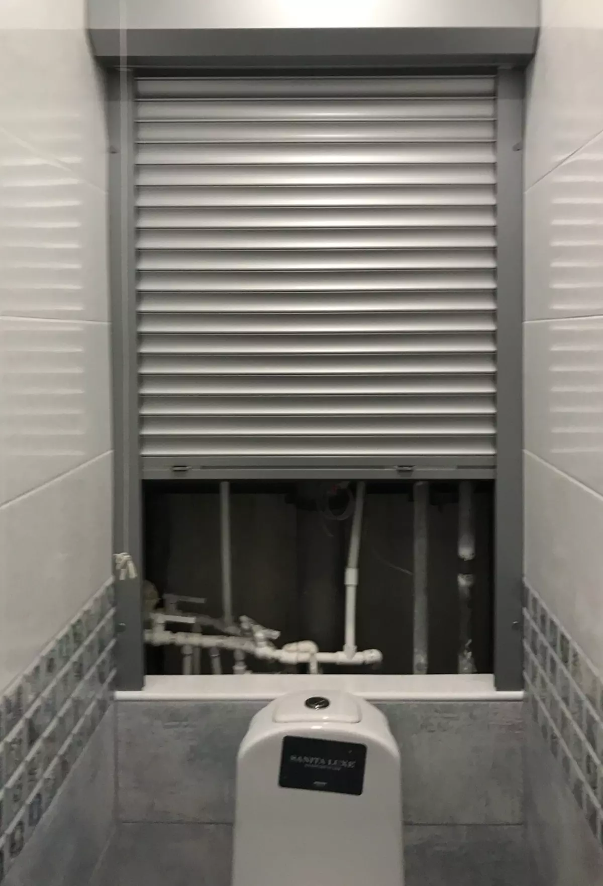 Rullluckor på toaletten (78 foton): färdiga uppsättningar med fotoutskrift för badrum, dimensioner av sanitära rullgardiner, rullgardiner med toalettmönster 10510_4