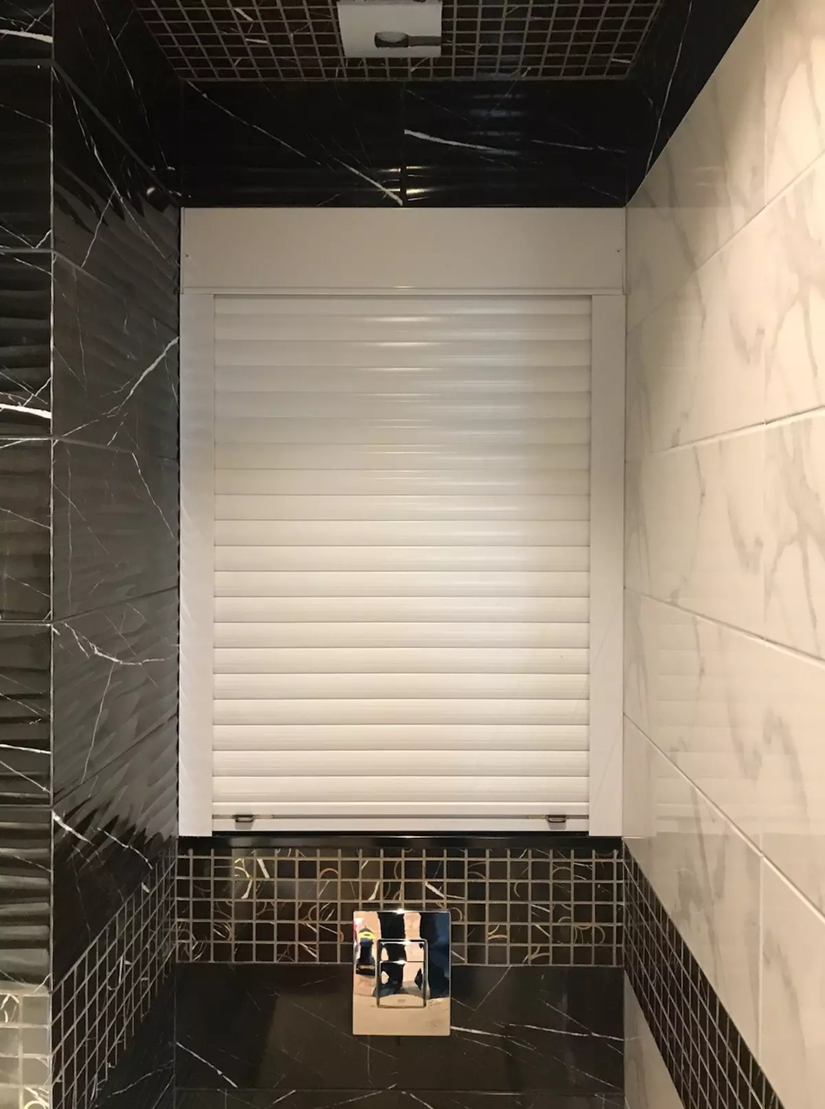 Rullluckor på toaletten (78 foton): färdiga uppsättningar med fotoutskrift för badrum, dimensioner av sanitära rullgardiner, rullgardiner med toalettmönster 10510_51