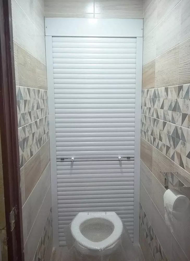 Rullluckor på toaletten (78 foton): färdiga uppsättningar med fotoutskrift för badrum, dimensioner av sanitära rullgardiner, rullgardiner med toalettmönster 10510_60