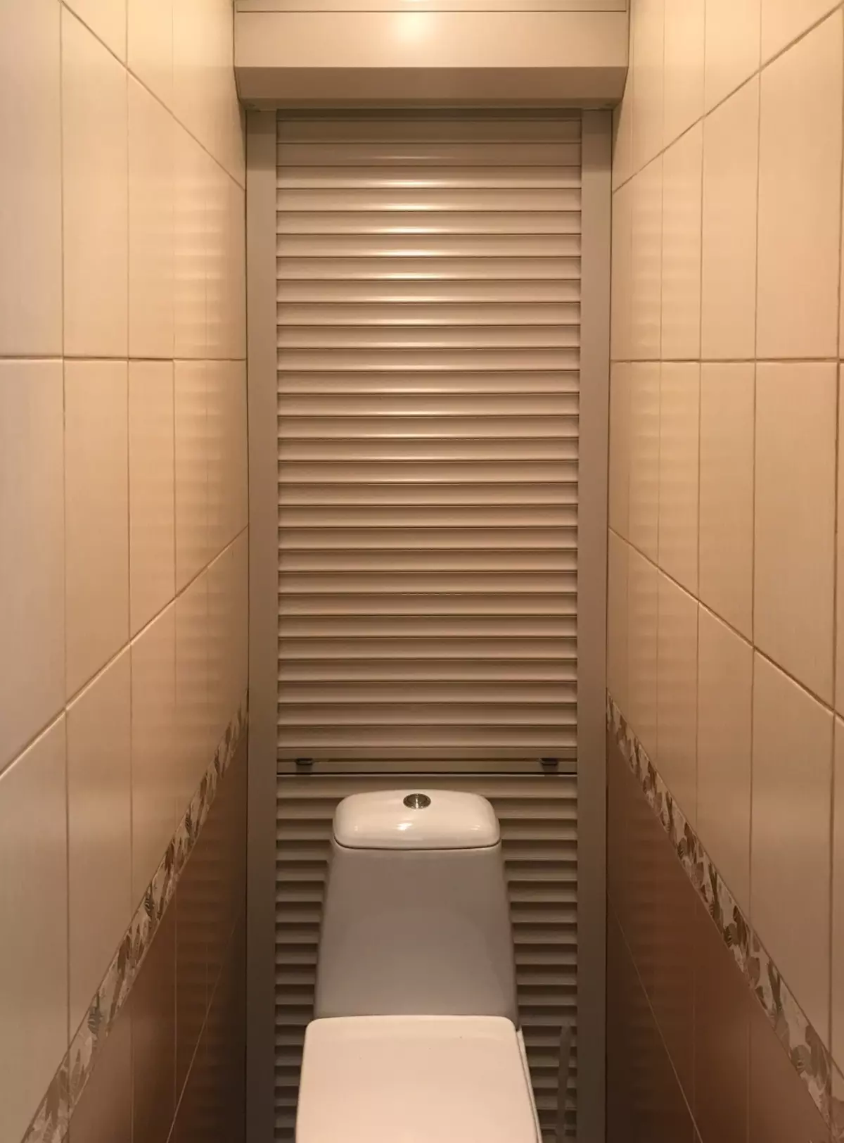 Rullluckor på toaletten (78 foton): färdiga uppsättningar med fotoutskrift för badrum, dimensioner av sanitära rullgardiner, rullgardiner med toalettmönster 10510_66