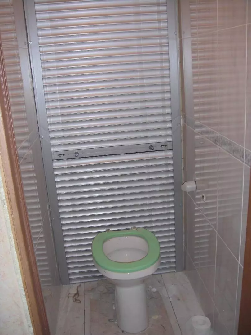 Rullluckor på toaletten (78 foton): färdiga uppsättningar med fotoutskrift för badrum, dimensioner av sanitära rullgardiner, rullgardiner med toalettmönster 10510_72