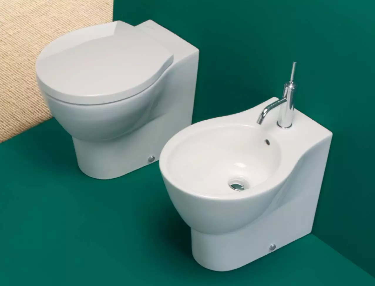Toilet Power Toilet (40 Foto): Fitur unit lantai-ke-wear dengan tangki tersembunyi, ikhtisar model pendek dan mangkuk toilet dengan rak dalam mangkuk 10525_13