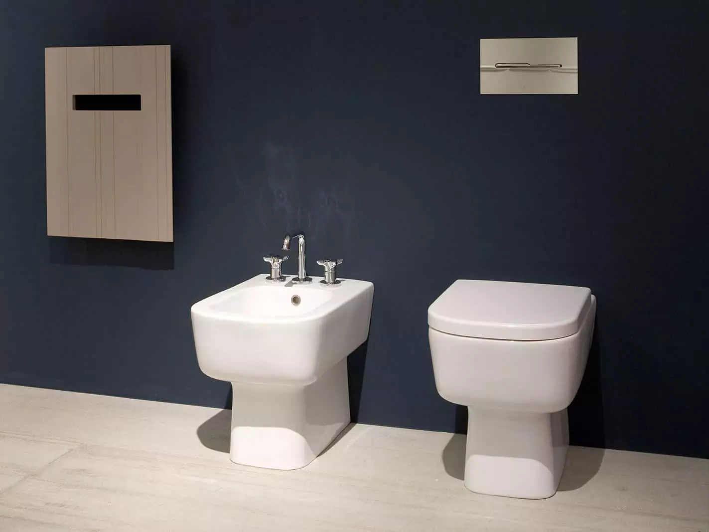 Toilet Power Toilet (40 Foto): Fitur unit lantai-ke-wear dengan tangki tersembunyi, ikhtisar model pendek dan mangkuk toilet dengan rak dalam mangkuk 10525_34