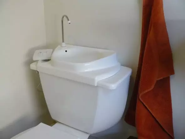 Toalettskålar på en tank: designen av den kombinerade toalettskålen med handfat. Ställ 2 i 1 med inbyggd diskbänk och tum, andra modeller av combos 10526_24