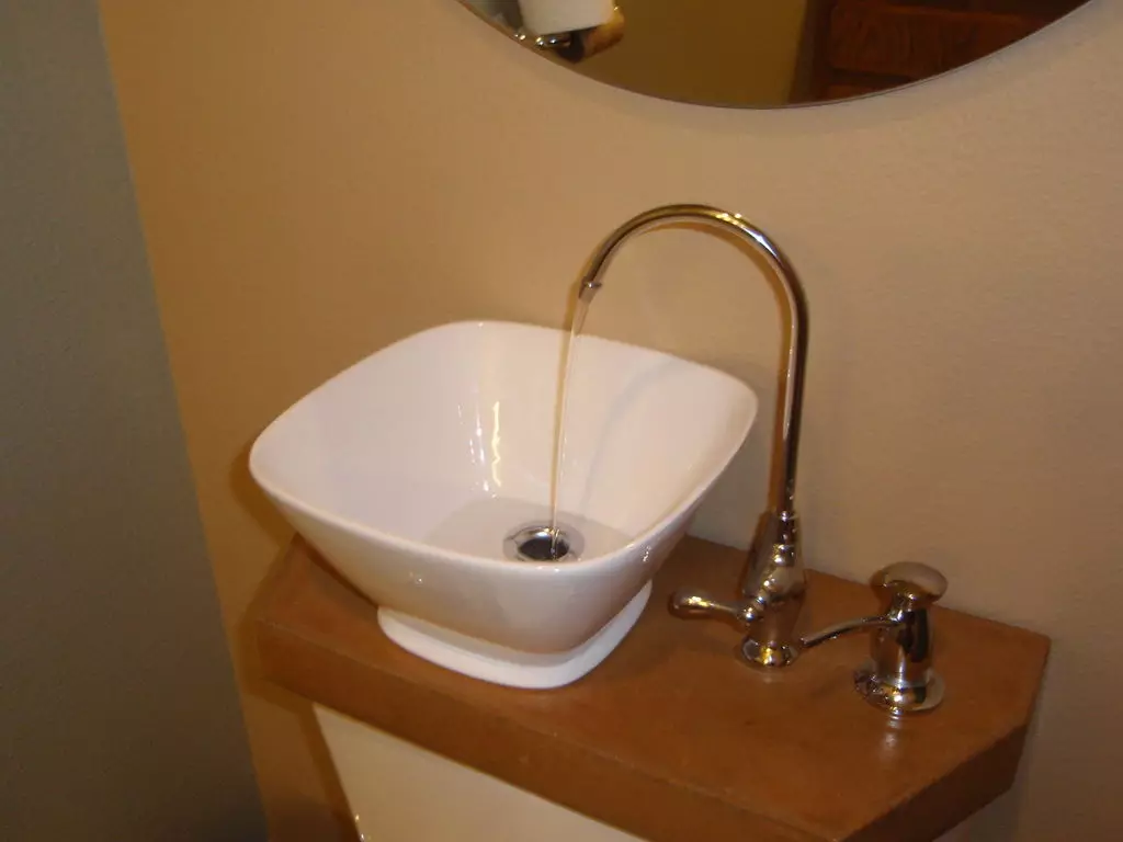 Toilet Bowl pada tangki: Desain mangkuk toilet gabungan dengan wastafel. Set 2 in 1 dengan wastafel internal dan tumbuk, model kombo lainnya 10526_9