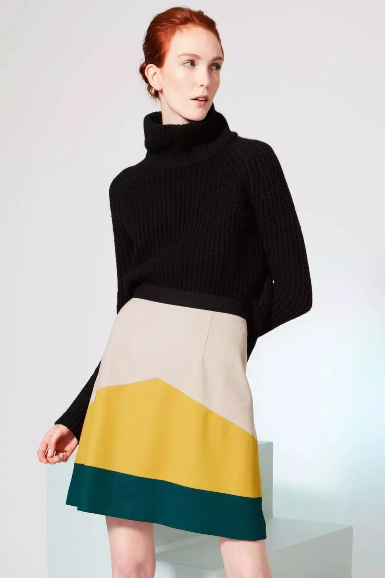 Ženski puloverji (192 fotografije): modni puloverji 2021, bela, črna, dolga, z grlo, kašmir, tople, pletena, s pletenicami 1052_111