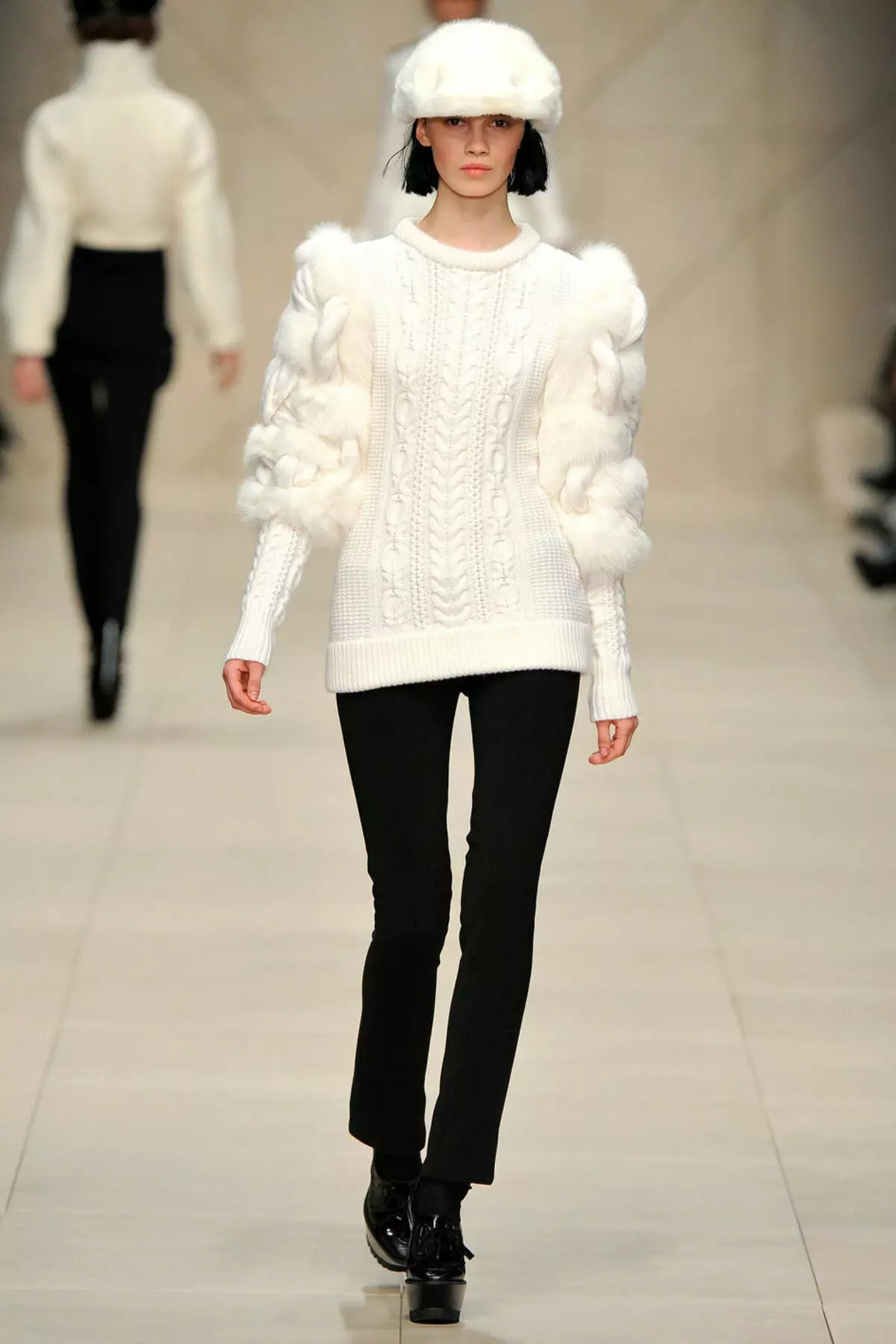Женски џемпери (192 фотографии): модни џемпери 2021, бело, црно, долго, со грло, кашмир, топло, плетени, со плетенки 1052_114
