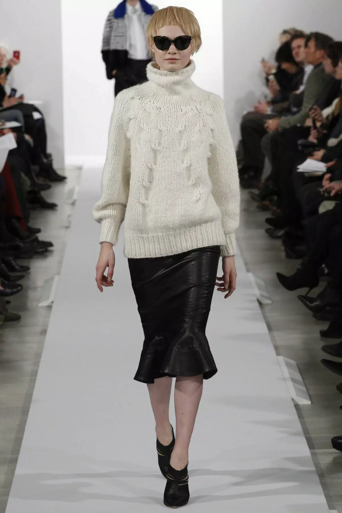 Ženski puloverji (192 fotografije): modni puloverji 2021, bela, črna, dolga, z grlo, kašmir, tople, pletena, s pletenicami 1052_120
