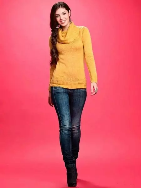 Женски џемпери (192 фотографии): модни џемпери 2021, бело, црно, долго, со грло, кашмир, топло, плетени, со плетенки 1052_133