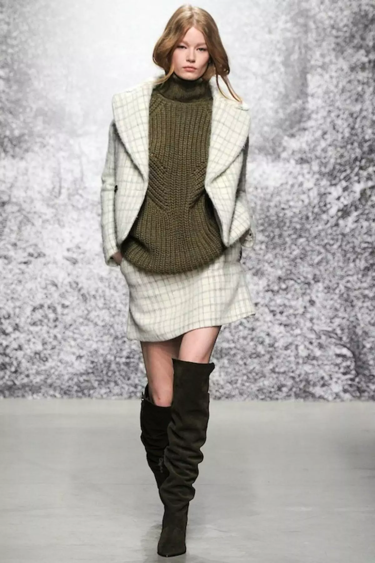 Жіночі светри (192 фото): модні светри 2021, білі, чорні, довгі, з горлом, з кашеміру, теплі, трикотажні, з косами 1052_139