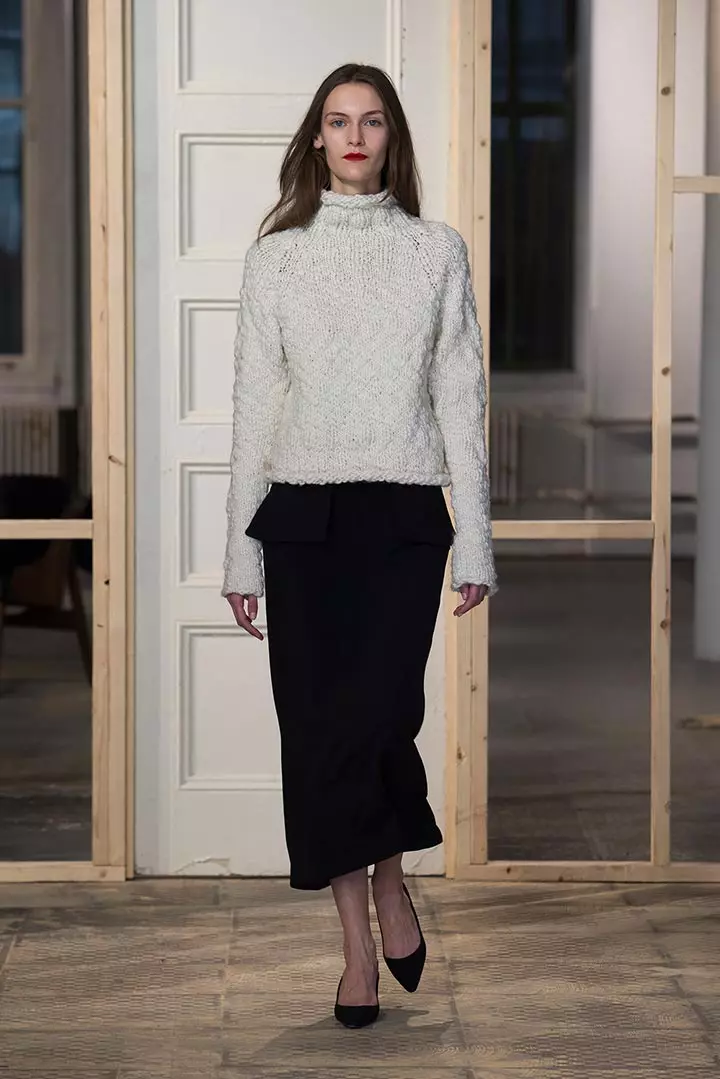 Ženski puloverji (192 fotografije): modni puloverji 2021, bela, črna, dolga, z grlo, kašmir, tople, pletena, s pletenicami 1052_182