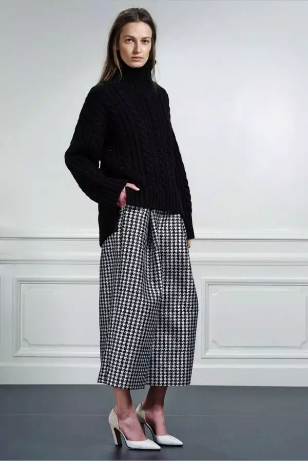 Женски џемпери (192 фотографии): модни џемпери 2021, бело, црно, долго, со грло, кашмир, топло, плетени, со плетенки 1052_188